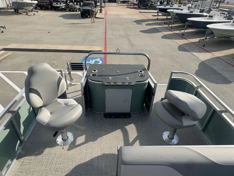 Slide: The Image of Avalon Venture 85 Quad Fish - 21' 2026 - 19