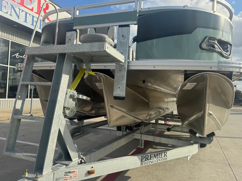 Slide: The Image of Avalon Venture 85 Quad Fish - 21' 2026 - 9