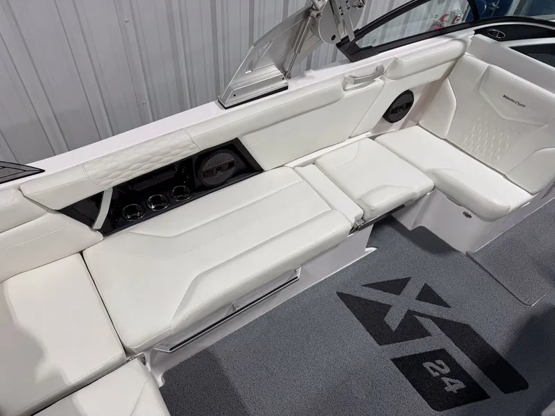 Slide: The Image of MasterCraft XT24 2024 - 10
