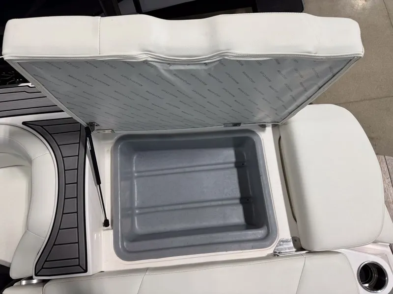 Slide: The Image of MasterCraft XT24 2024 - 35