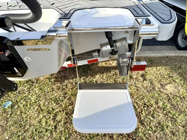 Slide: The Image of Cobalt R6 2022 - 24