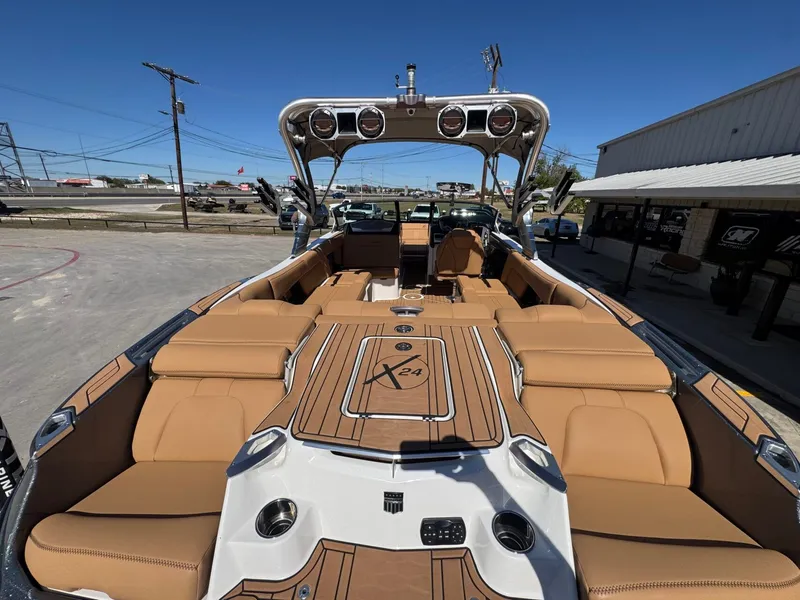 Slide: The Image of MasterCraft X24 2019 - 10