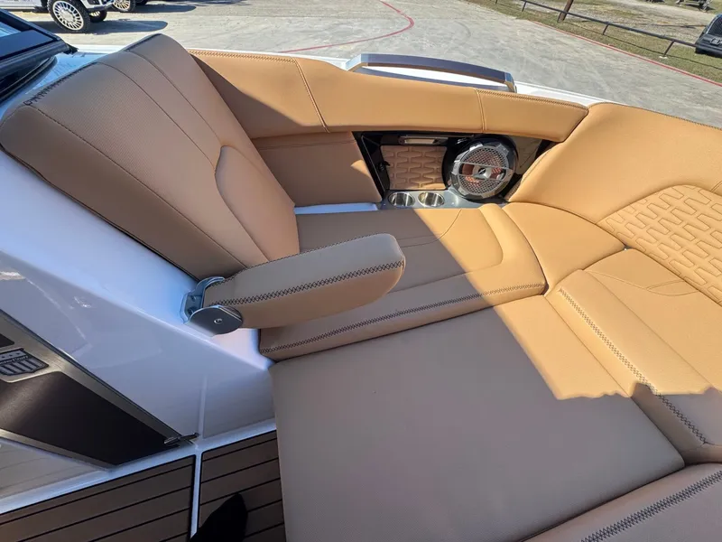 Slide: The Image of MasterCraft X24 2019 - 20