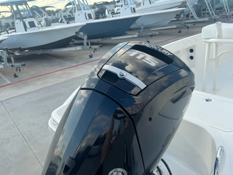 Slide: The Image of Bayliner T18LE 2025 - 10