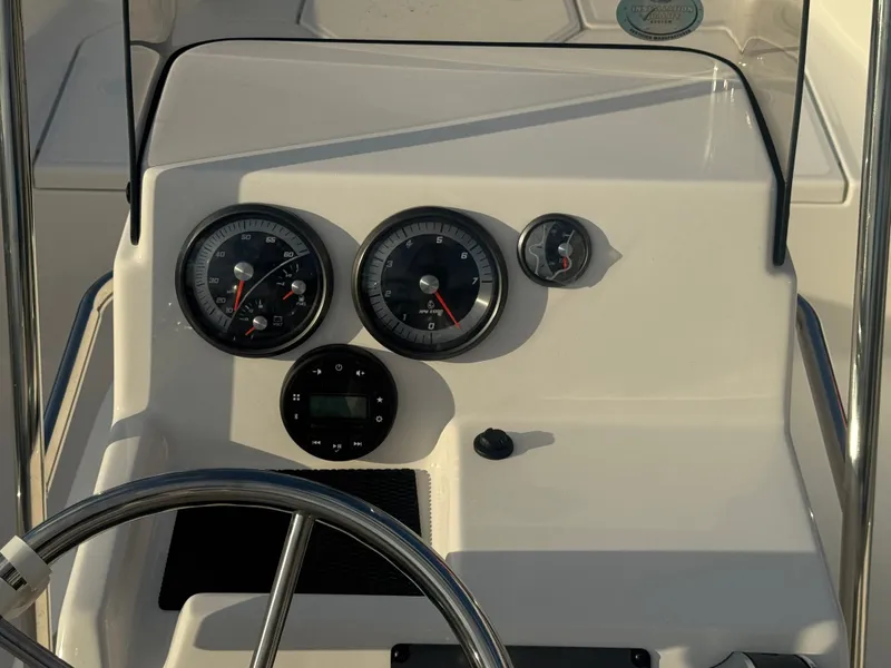 Slide: The Image of Bayliner T18LE 2025 - 24