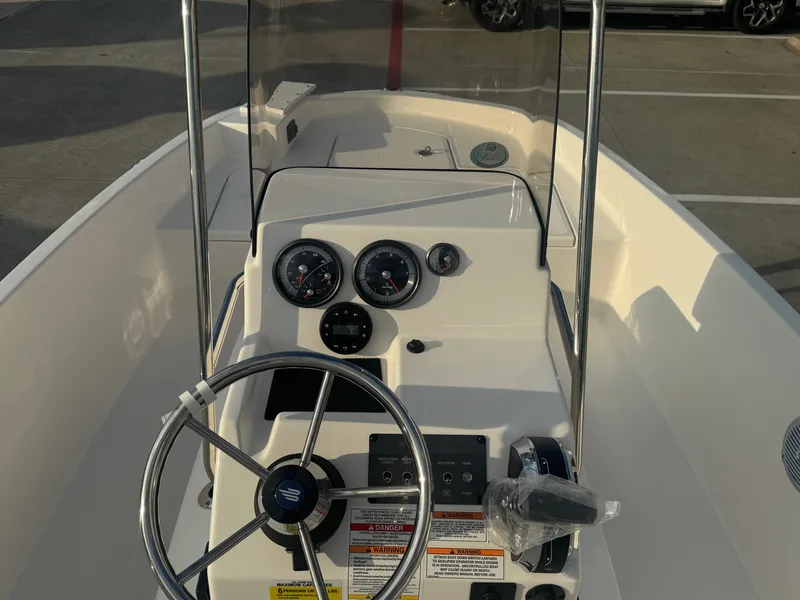 Slide: The Image of Bayliner T18LE 2025 - 25