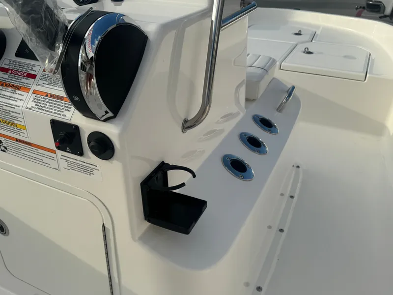 Slide: The Image of Bayliner T18LE 2025 - 27