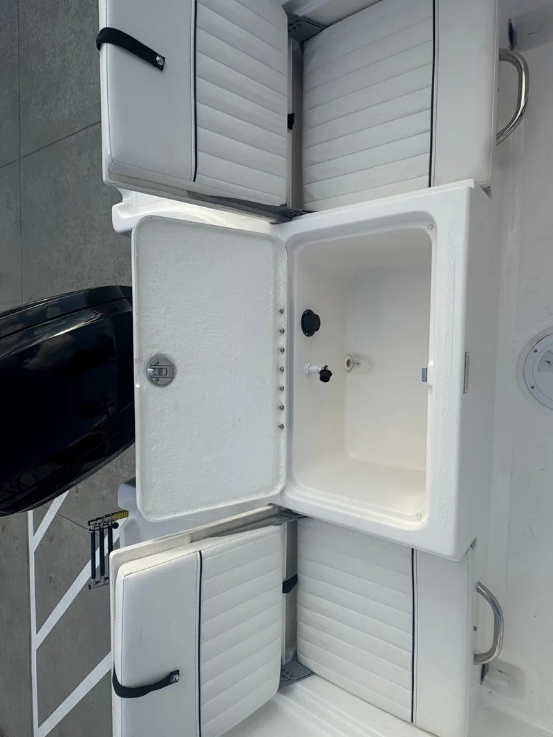 Slide: The Image of Bayliner T18LE 2025 - 31