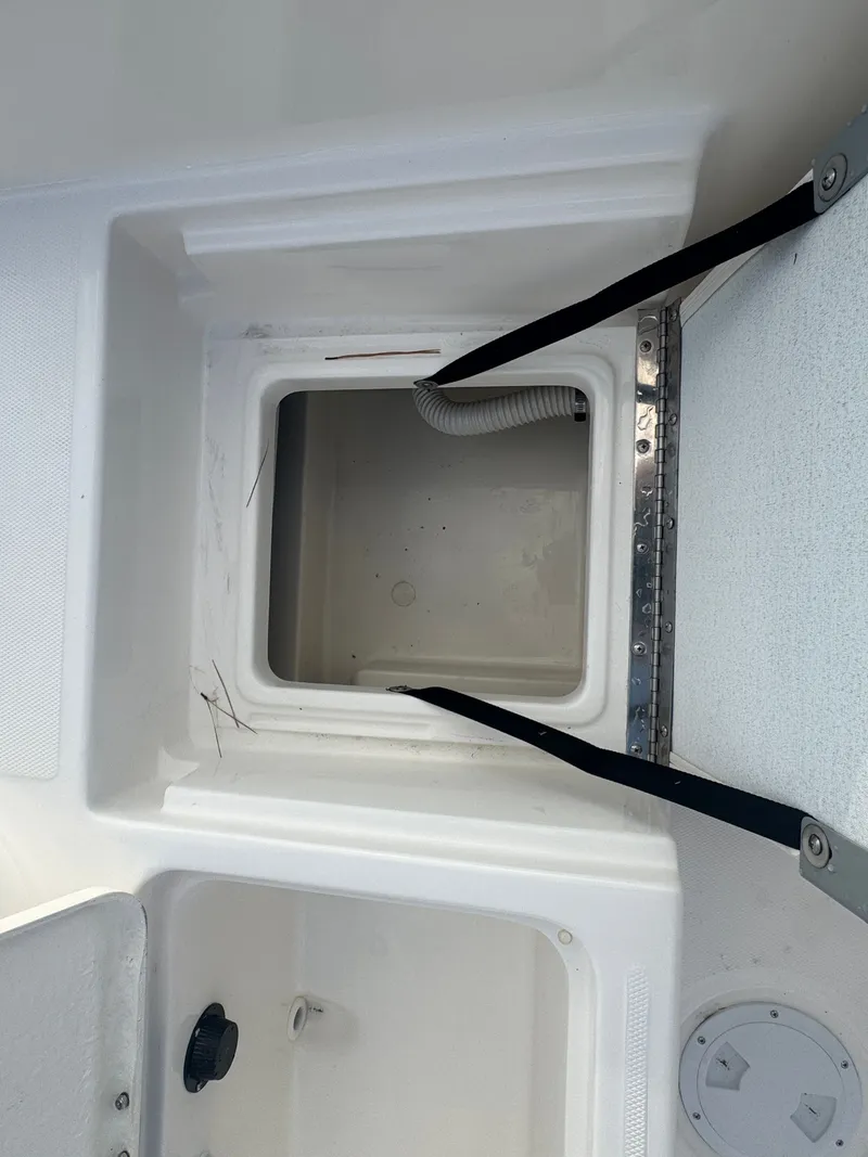 Slide: The Image of Bayliner T18LE 2025 - 32