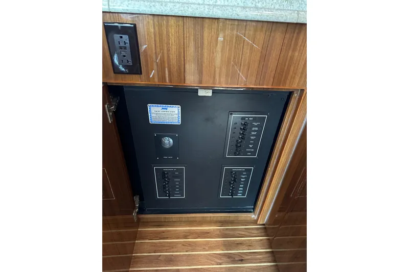 Slide: The Image of Viking 45 CAPT BAB - Salon - 56