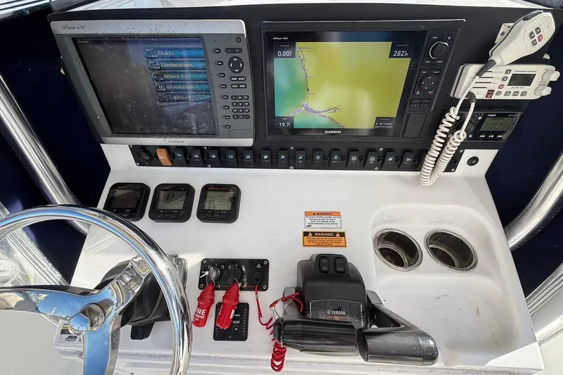 Slide: The Image of 2011 Sea Hunt Gamefish 25 dashboard with Garmin GPS and Yamaha controls. - 11