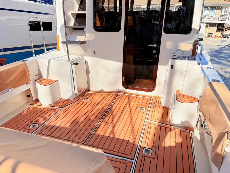 Slide: The Image of Ranger Tug 31 Command Bridge 2022 - 8