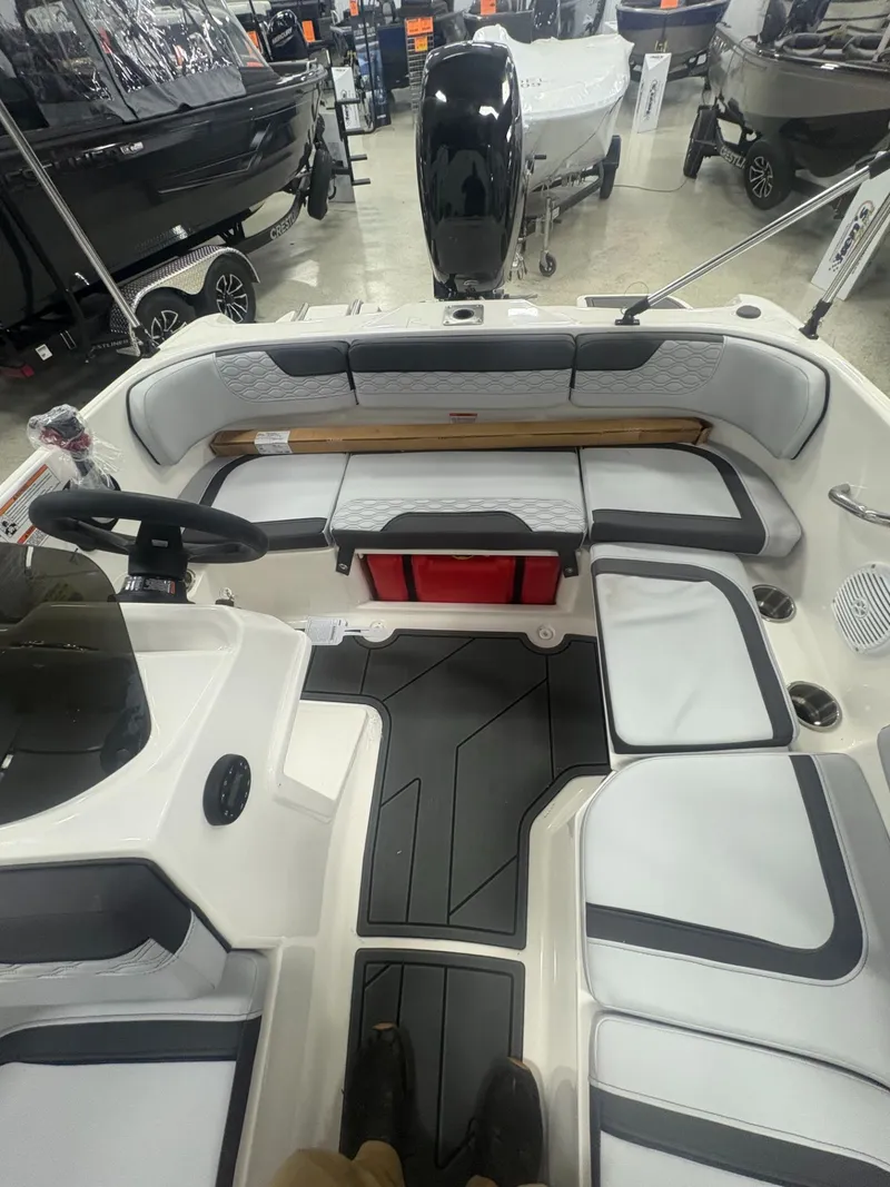 Slide: The Image of Bayliner M15 2025 - 10