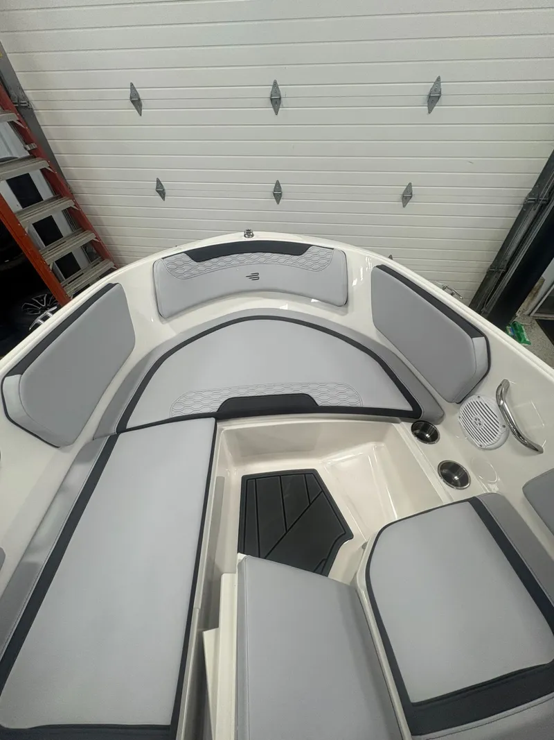 Slide: The Image of Bayliner M15 2025 - 13