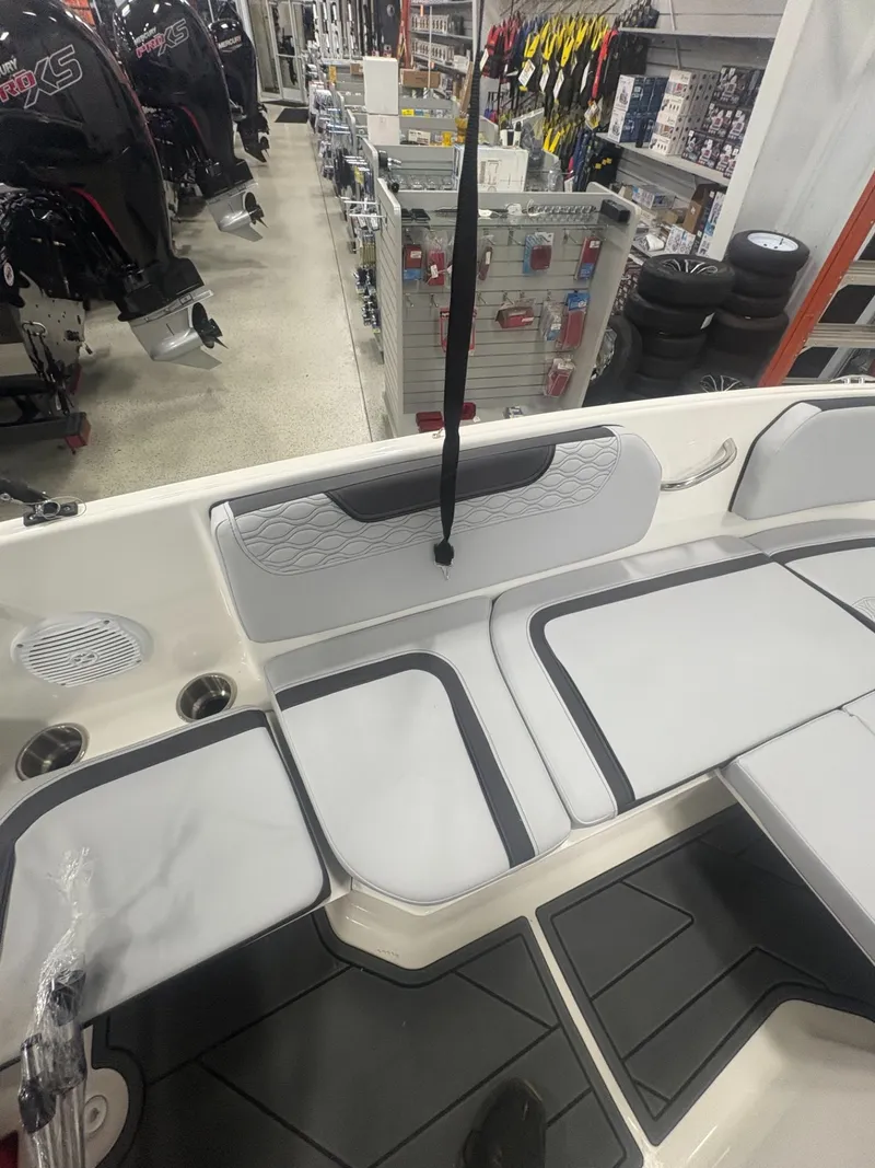 Slide: The Image of Bayliner M15 2025 - 15