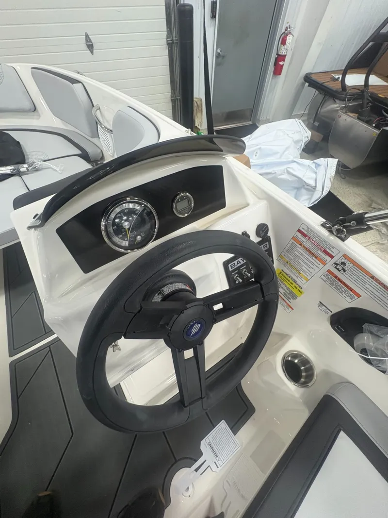 Slide: The Image of Bayliner M15 2025 - 17