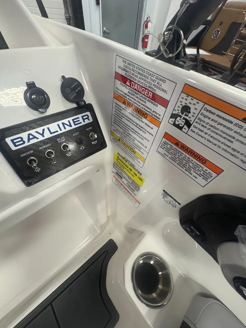 Slide: The Image of Bayliner M15 2025 - 18