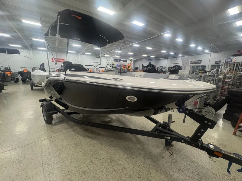 Slide: The Image of Bayliner M15 2025 - 3