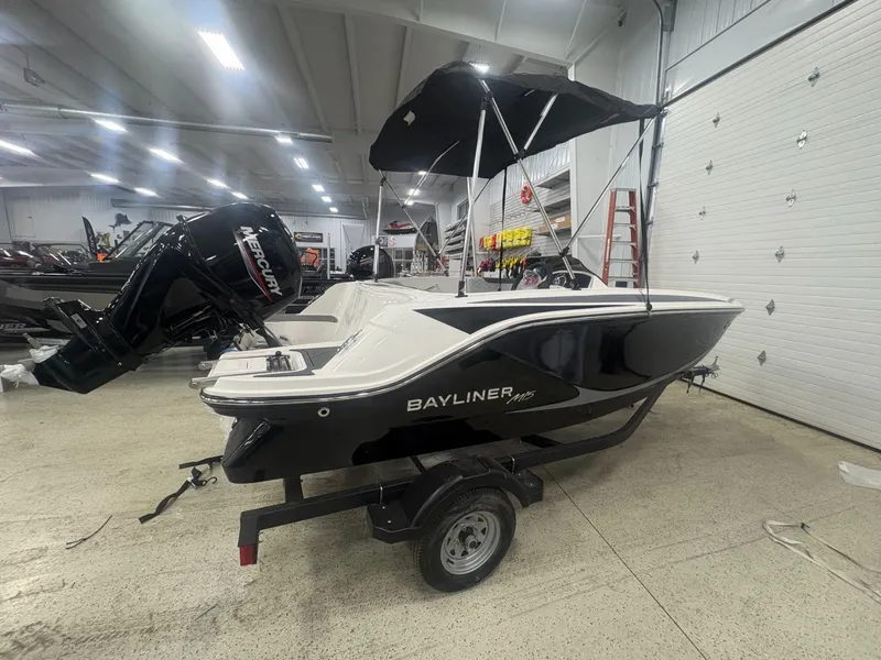 Slide: The Image of Bayliner M15 2025 - 5
