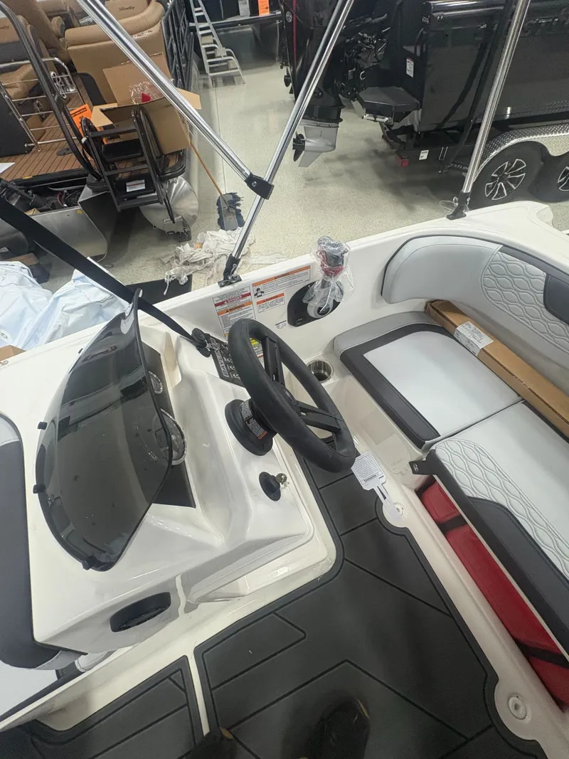 Slide: The Image of Bayliner M15 2025 - 13