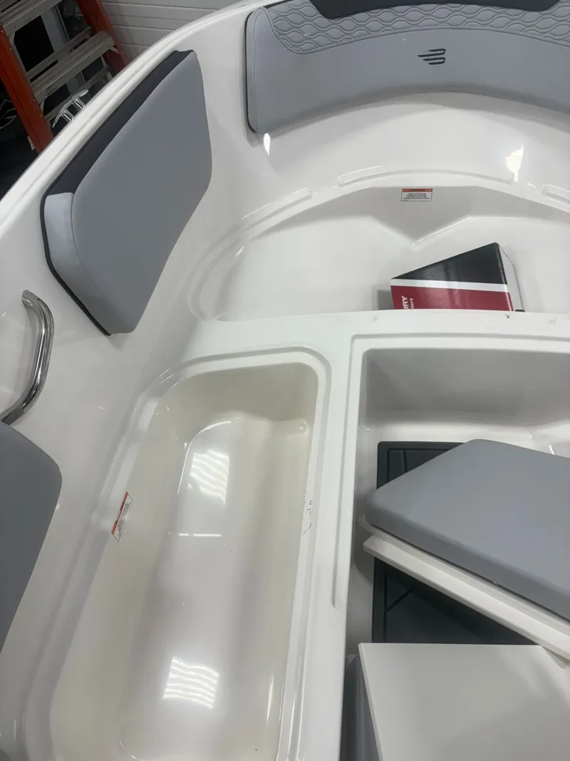 Slide: The Image of Bayliner M15 2025 - 17