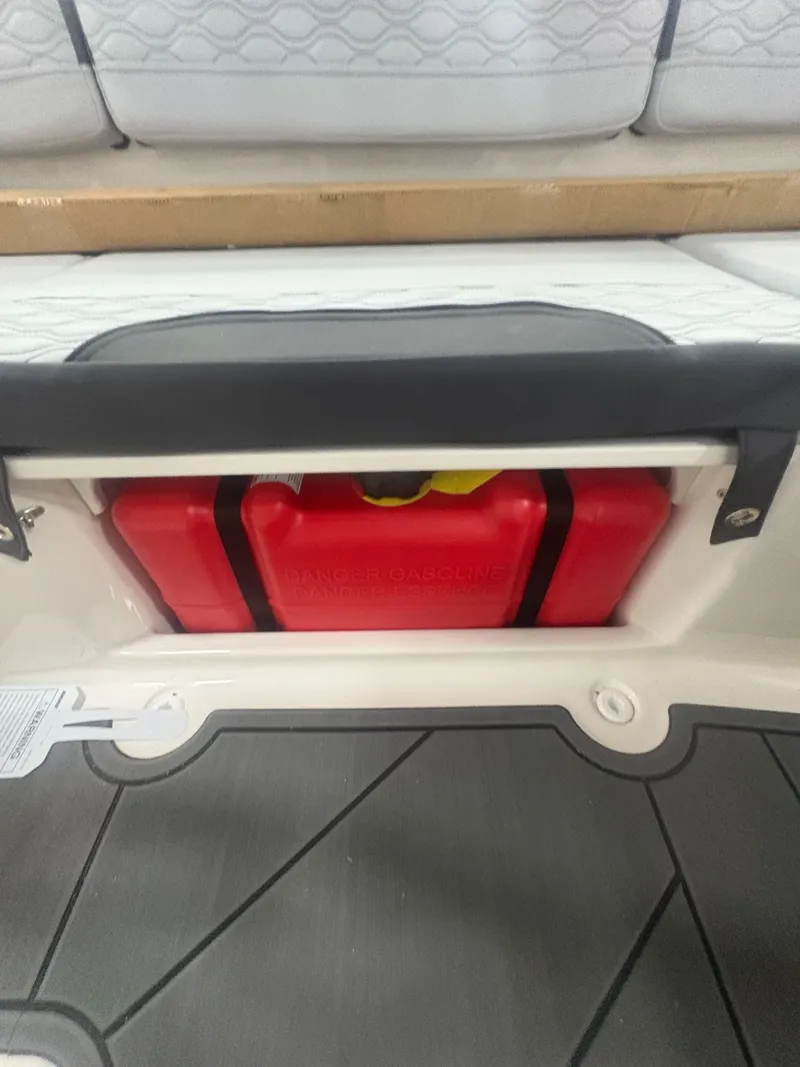 Slide: The Image of Bayliner M15 2025 - 18