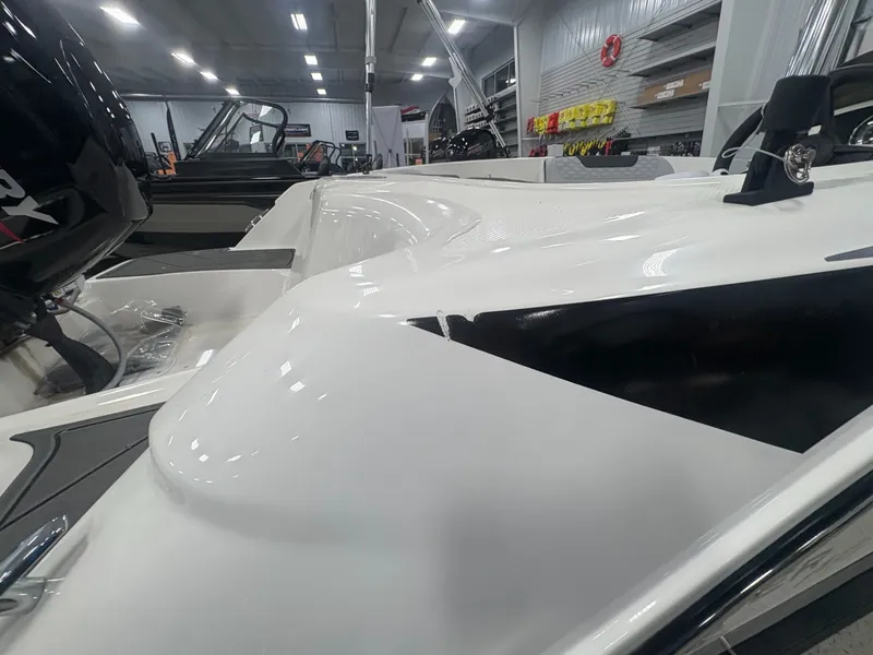 Slide: The Image of Bayliner M15 2025 - 19