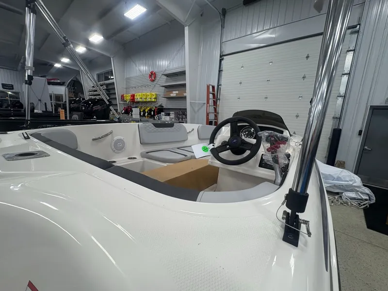 Slide: The Image of Bayliner M15 2025 - 20