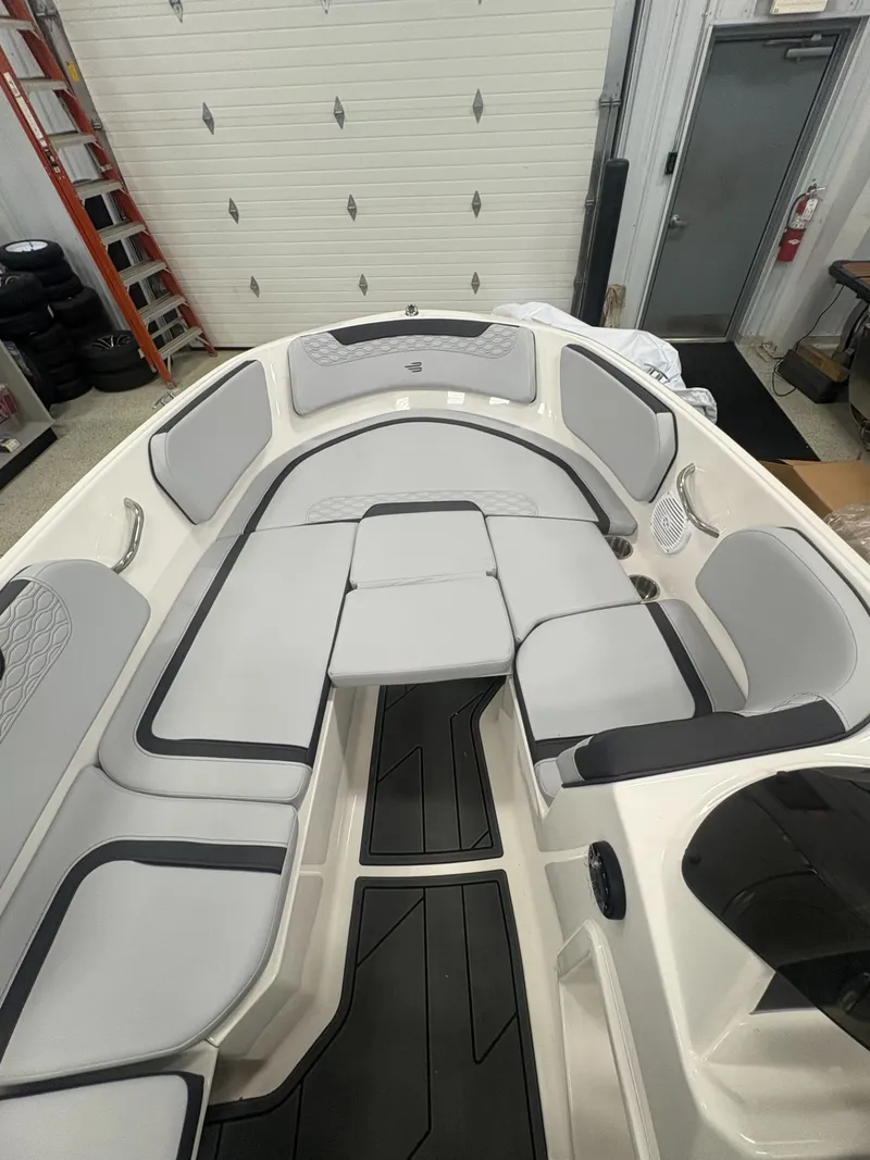 Slide: The Image of Bayliner M15 2025 - 22