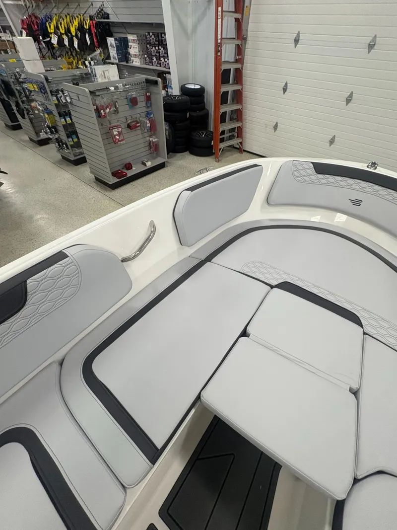 Slide: The Image of Bayliner M15 2025 - 24