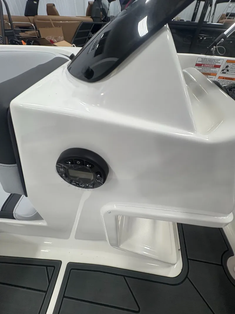 Slide: The Image of Bayliner M15 2025 - 27