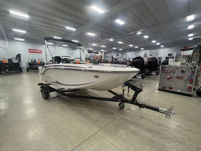 Slide: The Image of Bayliner M15 2025 - 6