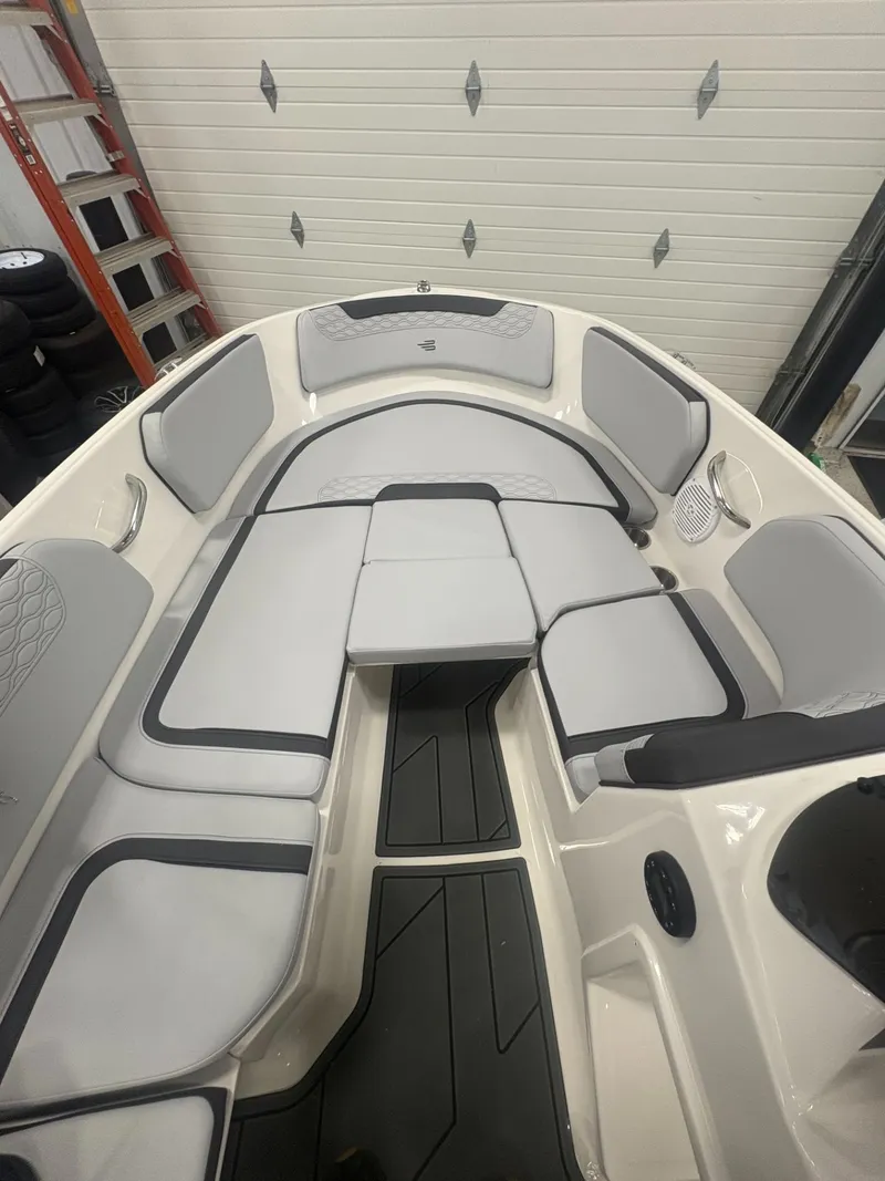 Slide: The Image of Bayliner M15 2025 - 8