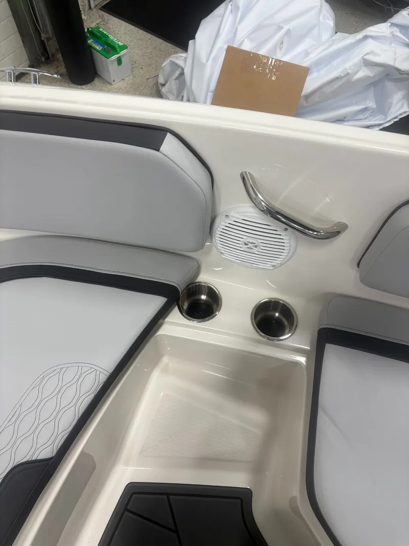 Slide: The Image of Bayliner M15 2025 - 9