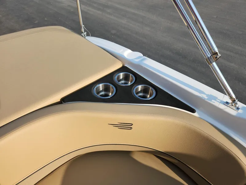 Slide: The Image of Bayliner V20i 2025 - 10
