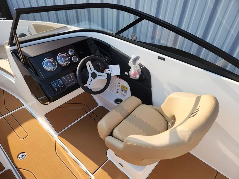 Slide: The Image of Bayliner V20i 2025 - 11