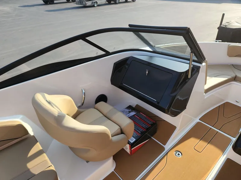 Slide: The Image of Bayliner V20i 2025 - 12