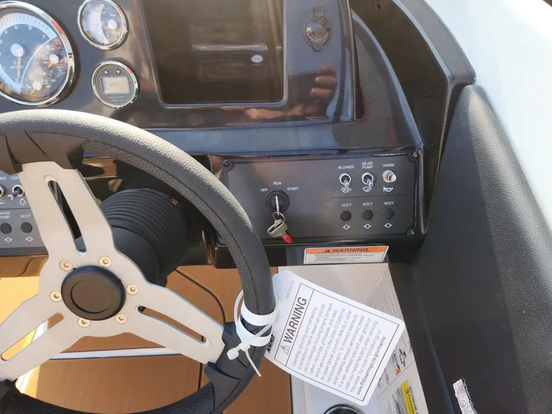 Slide: The Image of Bayliner V20i 2025 - 14