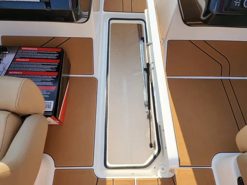 Slide: The Image of Bayliner V20i 2025 - 16