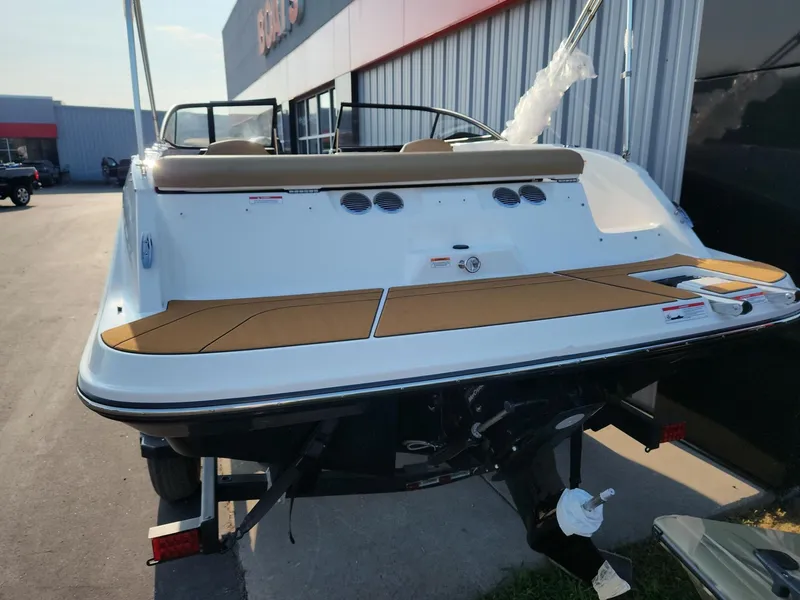 Slide: The Image of Bayliner V20i 2025 - 3