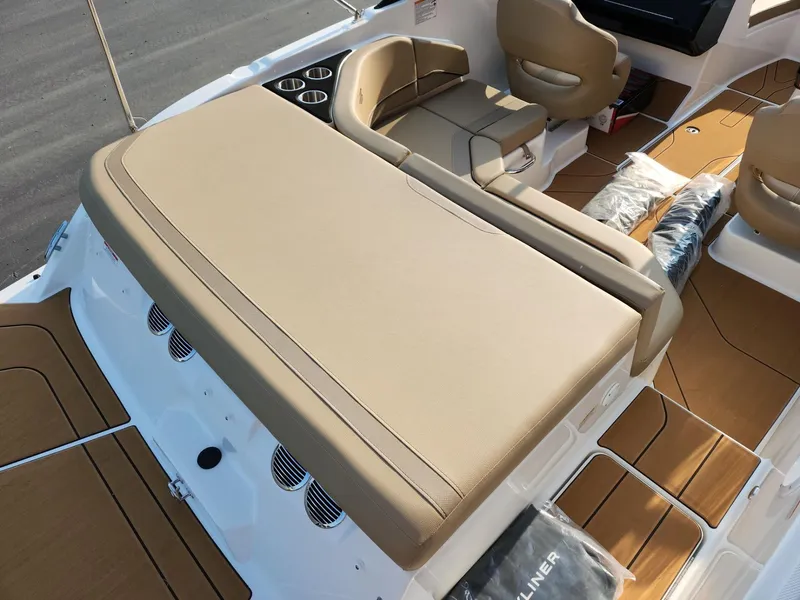 Slide: The Image of Bayliner V20i 2025 - 5