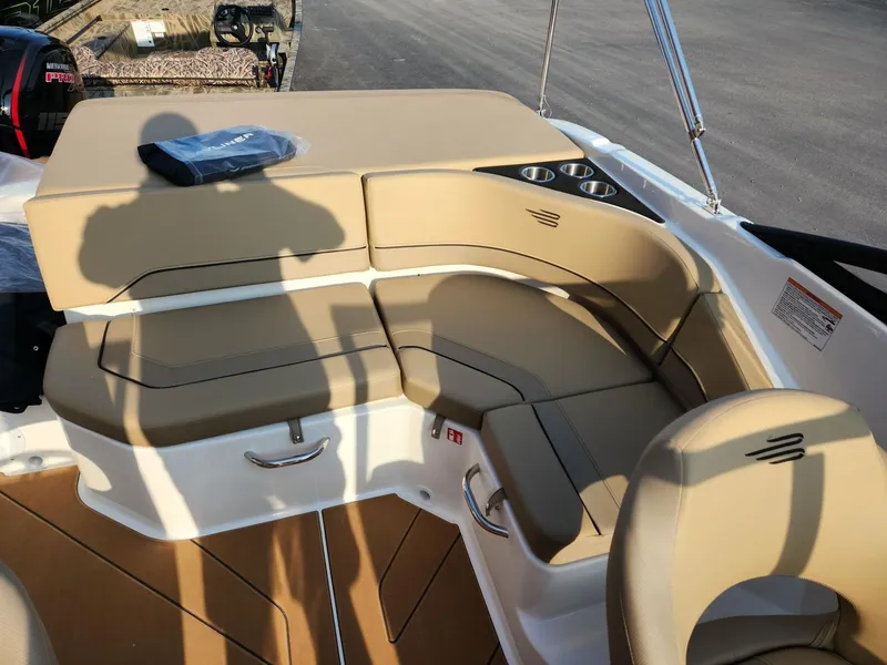 Slide: The Image of Bayliner V20i 2025 - 7