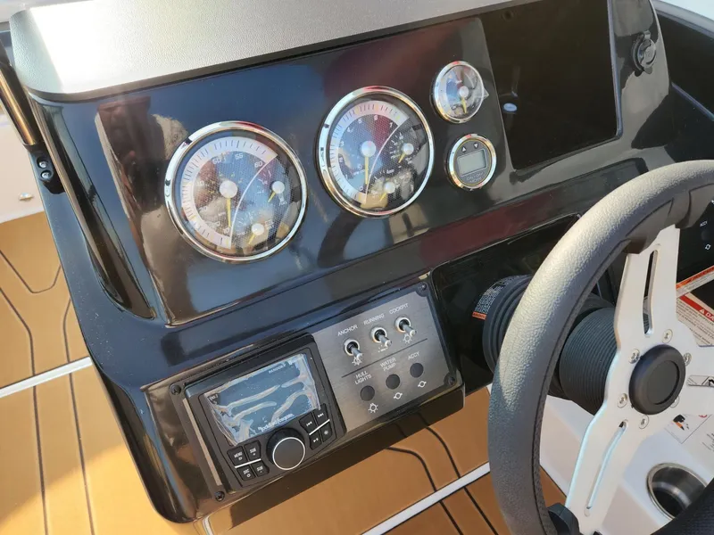 Slide: The Image of Bayliner V20i 2025 - 9