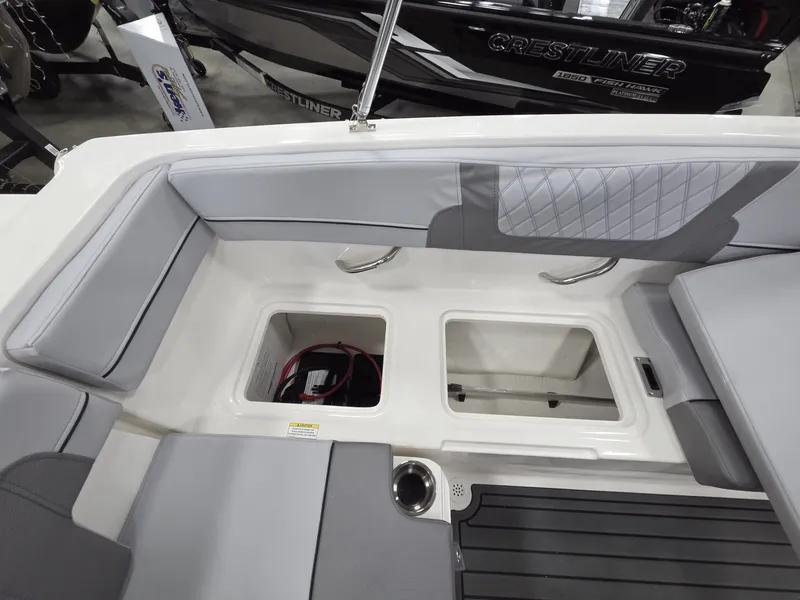 Slide: The Image of Bayliner VR4 Bowrider OB 2026 - 10