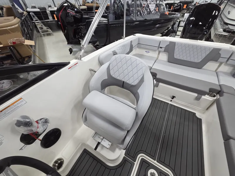 Slide: The Image of Bayliner VR4 Bowrider OB 2026 - 22