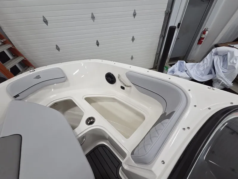 Slide: The Image of Bayliner VR4 Bowrider OB 2026 - 25