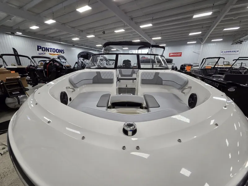 Slide: The Image of Bayliner VR4 Bowrider OB 2026 - 6