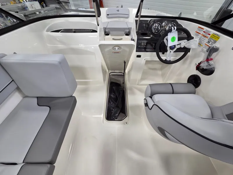 Slide: The Image of Bayliner VR4 Bowrider OB 2026 - 15