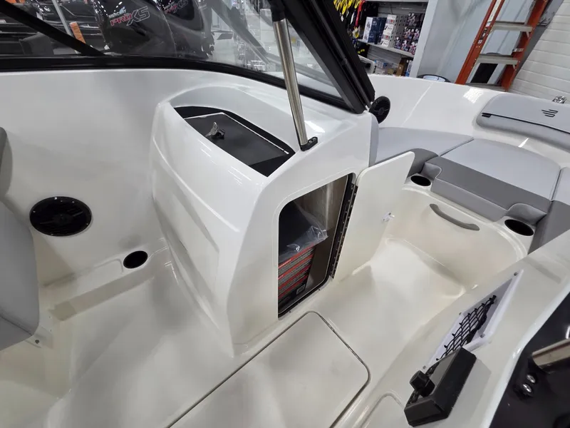 Slide: The Image of Bayliner VR4 Bowrider OB 2026 - 19