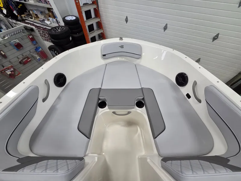 Slide: The Image of Bayliner VR4 Bowrider OB 2026 - 25